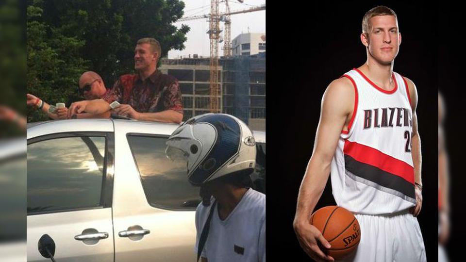 Pebasket NBA, Mason Plumlee menghebohkan jalanan protokol Jakarta. - INDOSPORT